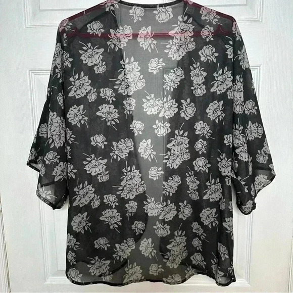 Sheer Kimono Floral Black & White Size  Medium / Large - Picture 9 of 16
